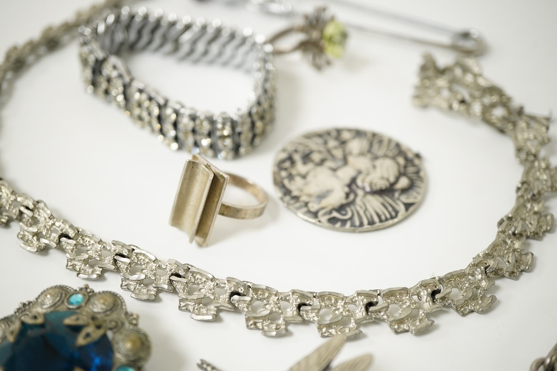 A quantity of assorted jewellery including costume, a 9ct gold fine link chain, malachite bead necklace, amethyst set white metal dragonfly brooch, two silver alberts and a silver hinged bangle, silver sweethearts brooch